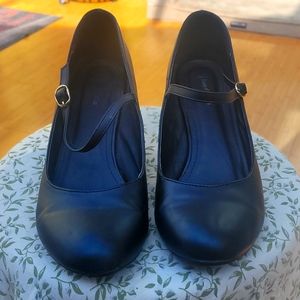 Room of fashion shoes size 11.5